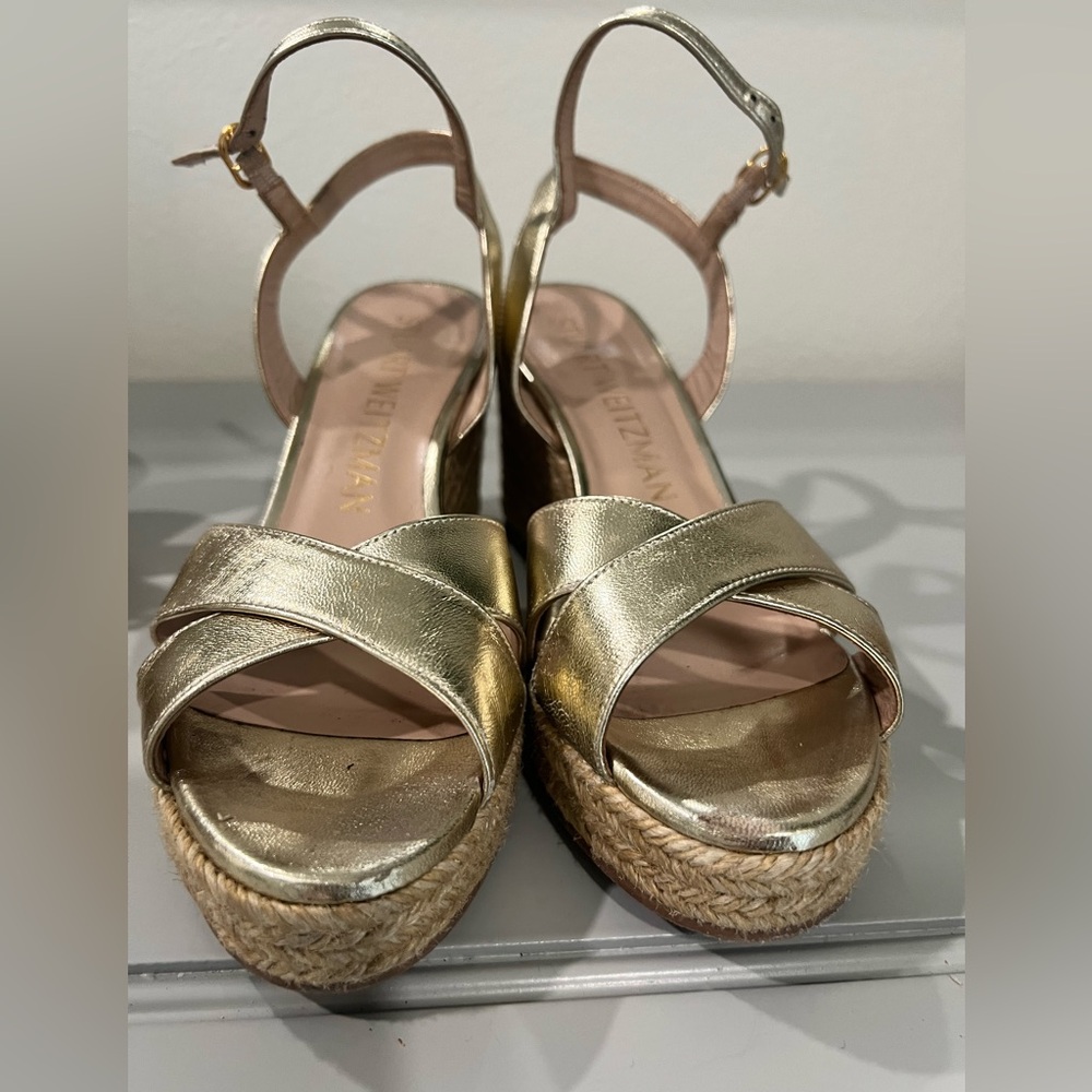 Beautiful Stuart Weitzman, Gold, metallic shoes, size 8